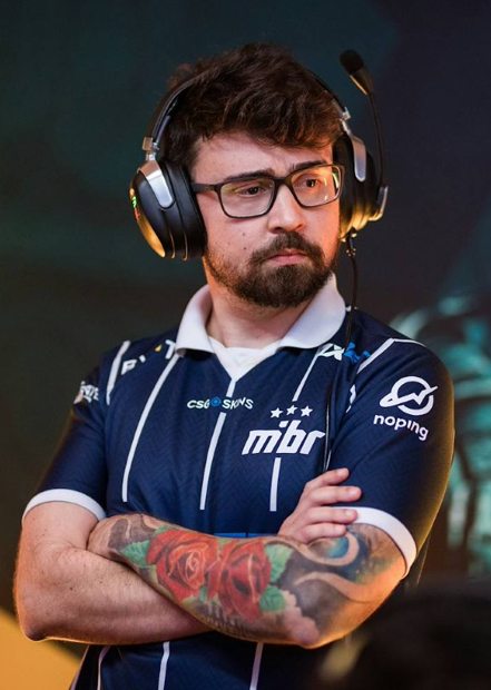Jhonatan como treinador do MIBR, de braços cruzados e headset