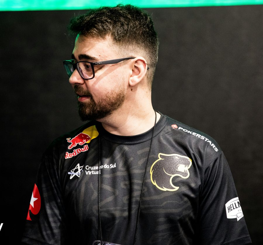 Jhonatan como treinador da FURIA, com a camisa do time