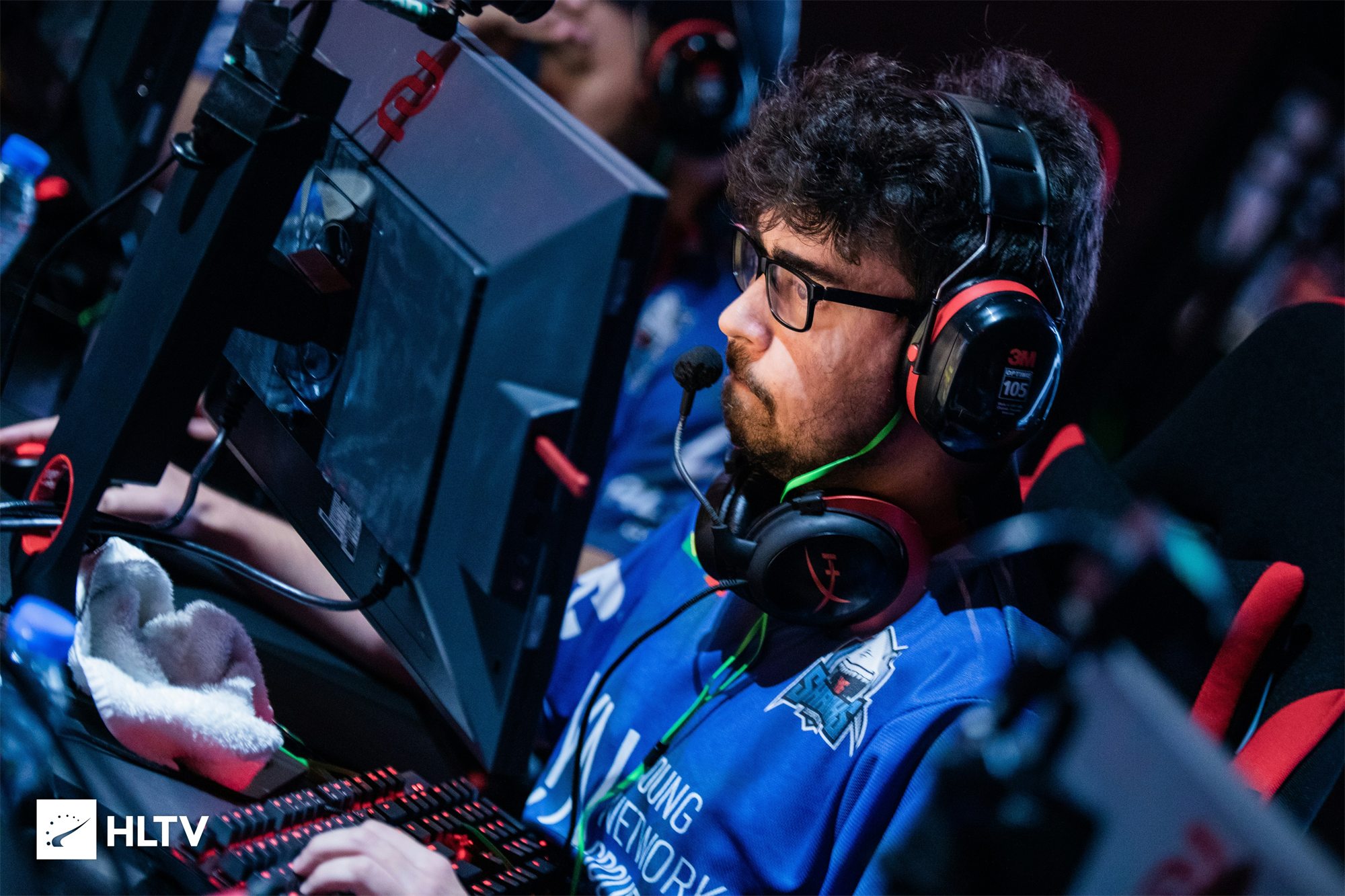 Jhonatan concentrado durante uma partida, de headset, em frente ao monitor